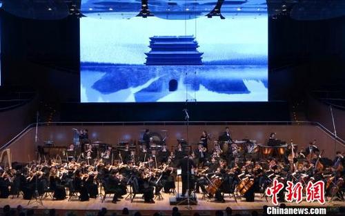 中国侨网5月18日晚，多媒体交响剧场《丝路追梦》奏响于上海东方艺术中心。　祖忠人　摄