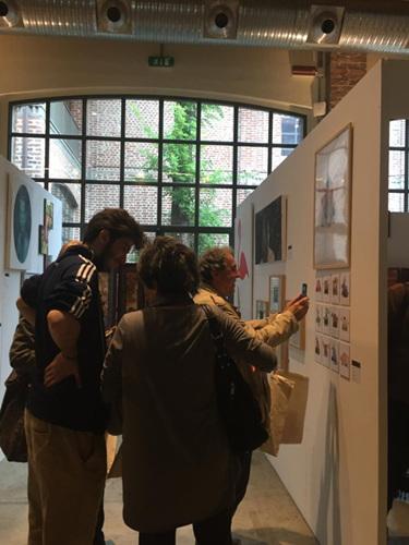 中国侨网当地观众在欣赏创作展。(意大利龙甲中文学校供图)