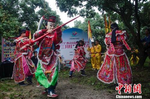 中国侨网跳岭头作为一种古老的汉族民俗文化，经过几千年的流传，在广西南部地区的钦州、灵山、浦北一带至今仍保留。　翟李强　摄