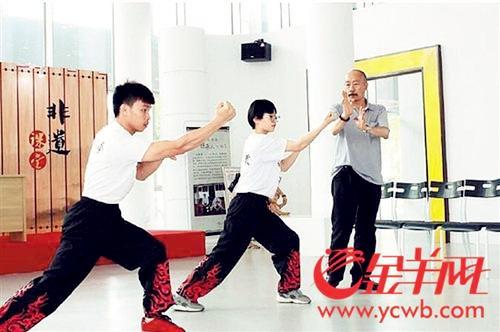 中国侨网龙形拳第三代传人林效明在指导弟子练拳。(秦小辉 摄)