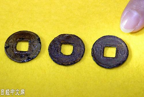 中国侨网资料图：本次发现的古青铜币“货泉”（参考消息网援引《日本经济新闻》网站图片）