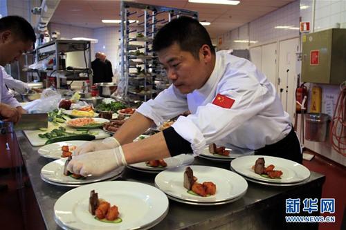 中国侨网5月19日，在挪威首都奥斯陆举行的“杭州美食文化挪威行”活动上，中国厨师在制作菜肴。（新华社记者 梁有昶 摄）