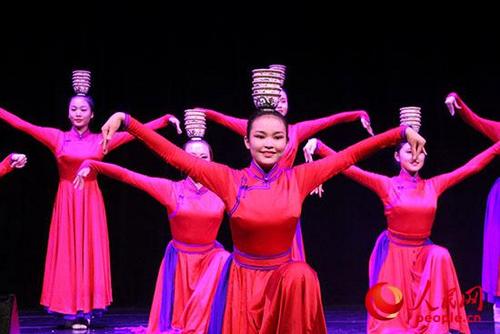 中国侨网内蒙古艺术学院舞蹈演员表演的群舞《祝福》拉开了“草原之声”演出的帷幕。