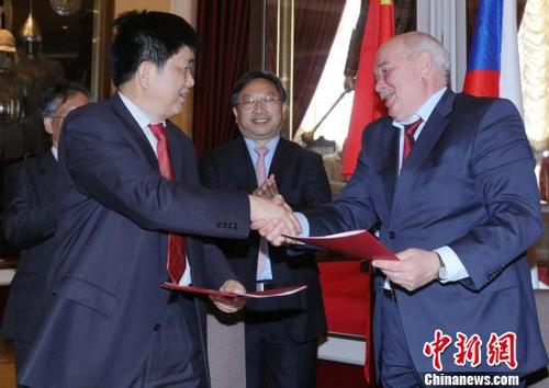 中国侨网当地时间5月23日,中国湖北宣传文化交流团与俄方“救世主塔楼”军乐节组委会在克里姆林宫就湖北参加军乐节一事举行会晤。期间,双方签署了“参加‘救世主塔楼’国际军乐节”协议。 王修君 摄