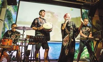 中国侨网Honey乐队在三亚一家酒吧演绎琼岛民谣。