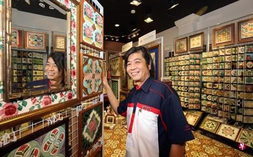 中国侨网林明辉和他的仿古土生华人瓷砖。（新加坡《联合早报》/邬福梁 摄）