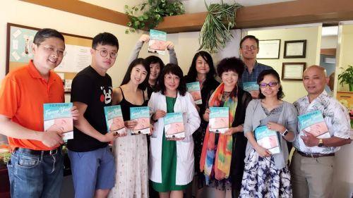中国侨网《中医美容与养颜》签书会现场。(美国《侨报》资料图)