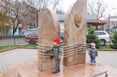 中国侨网在哈萨克斯坦第一大城市阿拉木图，小朋友在冼星海大街纪念碑前玩耍。（本报记者 周翰博 摄）