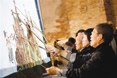 中国侨网第57届威尼斯国际艺术双年展中国馆，艺术家在表演皮影戏。（新华社记者 金宇 摄）