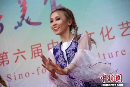 中国侨网图为来自哈萨克斯坦的留学生表演舞蹈。　张一辰　摄