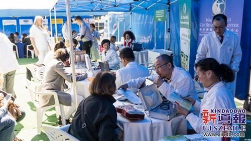 中国侨网旅匈中医师义诊现场。(匈牙利《新导报》资料图)