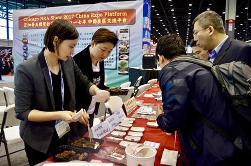 中国侨网“大毛家”成都小吃品牌展台现场。(美国《世界日报》/董宇 摄)