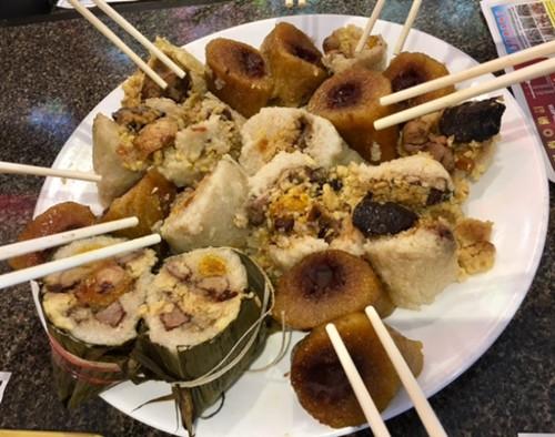 中国侨网一家华资商家制作的端午粽子。（美国《世界日报》/杨青 摄）