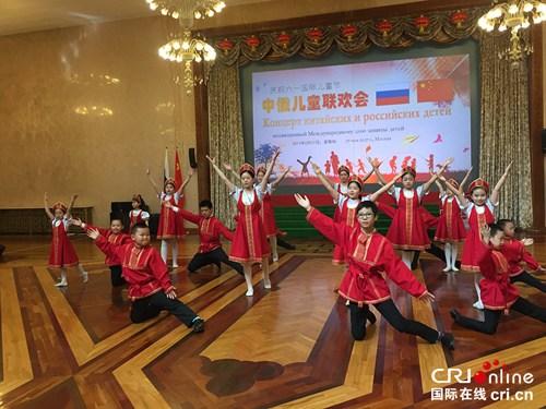 中国侨网使馆阳光学校学生表演俄罗斯舞蹈《卡林卡》