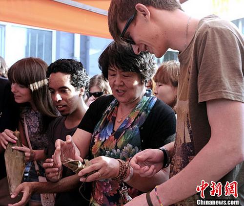 中国侨网图为正在包粽子的学生。（中新社发 王舒 摄）
