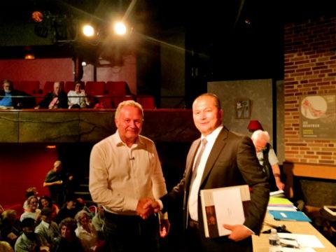 中国侨网泰勒艺术基金会主席拉赫约为黄旭东（右）颁发了奖金和证书。（法国《欧洲时报》/孔帆 摄）
