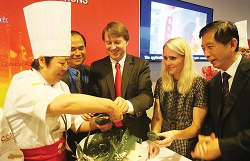 中国侨网烹饪大师向Chris Cox等嘉宾传授包粽子秘诀。（美国《侨报》/管黎明 摄）