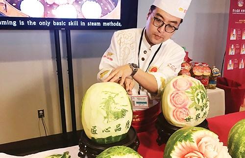 中国侨网食品雕刻大师岳振东现场雕刻西瓜“灯笼”。(美国《侨报》/管黎明 摄)
