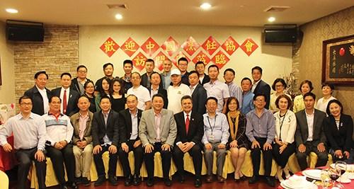 中国侨网美国中餐联盟和美国香港总商会于当地时间5月29日晚欢迎中国餐饮业赴美加交流访问团。(美国《侨报》资料图)