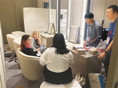 中国侨网摄制组成员在对外国青年“说戏”。(本报记者 杨俊峰 摄)