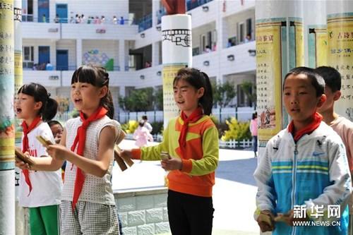 中国侨网延安市安塞区第二小学的小学生集体排练陕北说书——《说书娃娃》。(新华社记者 陈昌奇 摄)