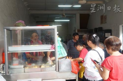 中国侨网客家酿豆腐吸引了人潮汹涌的顾客上门品尝。(马来西亚《星洲日报》/林晓薇 摄)