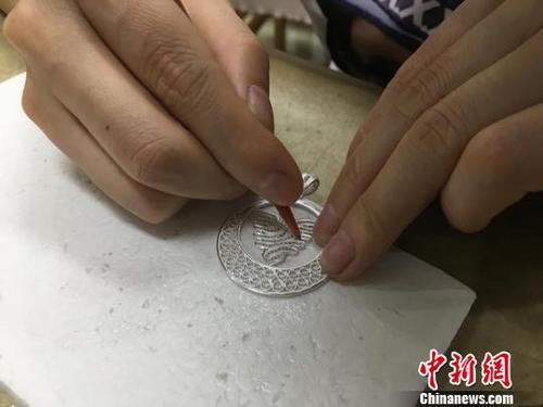 中国侨网工作室内，学员正在进行“压丝”操作。　吕杨　摄