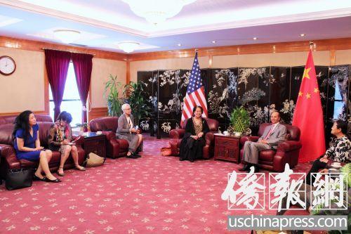 中国侨网总领事罗林泉与多位领事热情接待了“文化中国·水立方杯”海外华人中文歌曲大赛筹委会成员。（美国《侨报》/陈勇青 摄）