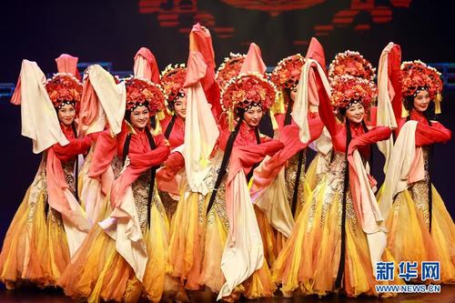 中国侨网6月4日晚，在斯里兰卡首都科伦坡的莲池剧院举行的“文化中国·锦绣四川”文艺演出中，演员表演《霓裳戏韵》。当晚，“文化中国·锦绣四川”文艺演出在科伦坡举行，来自中斯双方的各界人士和在斯华侨华人近700人共同观看演出。 新华社记者 黄海敏 摄