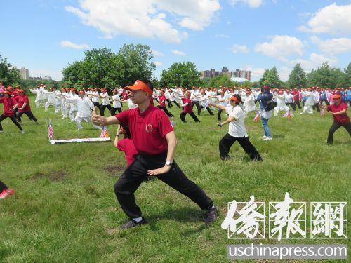 中国侨网“2017纽约太极健身气功活动日”3日在法拉盛草原可乐娜公园举行。（美国《侨报》/王伊琳 摄）