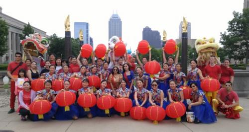 中国侨网IACA舞狮队与红灯龙舞者参加了游行行列。(美国《世界日报》/王冠棠 摄)