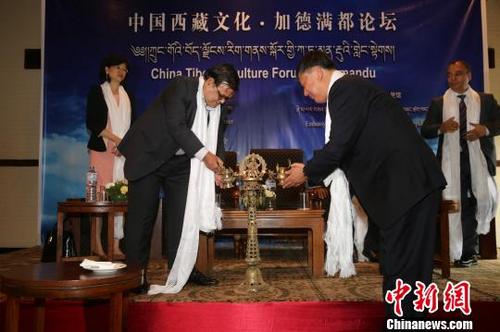 中国侨网尼泊尔副总理马哈拉(左)与中国藏学研究中心副总干事安七一(右)为开幕式点灯。 张晨翼 摄
