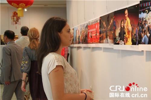 中国侨网当地市民观看图片展
