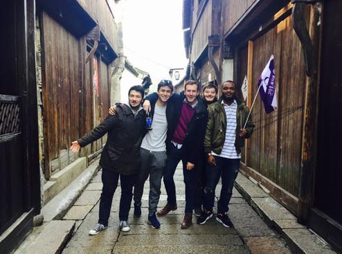 中国侨网马修和同学们在乌镇旅游留念。受访者提供