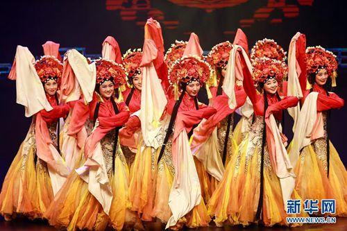 中国侨网资料图:在斯里兰卡首都科伦坡的莲池剧院举行的“文化中国·锦绣四川”文艺演出中,演员表演《霓裳戏韵》。(新华社记者 黄海敏 摄)