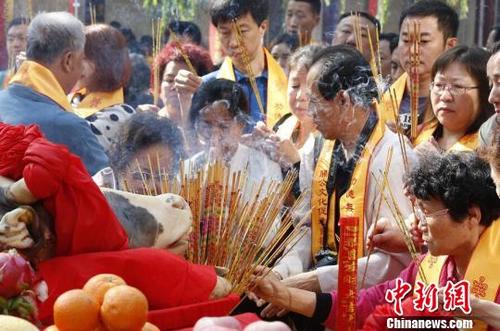 中国侨网“关公磨刀日”这一天，海内外信众在太原关帝庙上香祈福。　胡健　摄