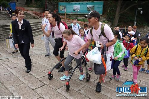 中国侨网泰勒在来自北京师范大学实验小学和鑫鼎艺校小学生志愿者的簇拥下，了解着长城的历史。“泰勒，长城原来是一段一段的！”“泰勒，那个就是烽火台！”孙翔 摄