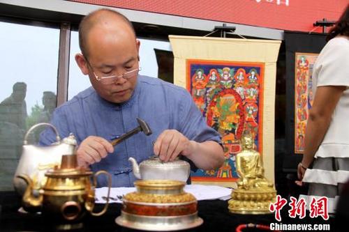 中国侨网青海银铜器制作及鎏金技艺传人何满。　曾洁　摄