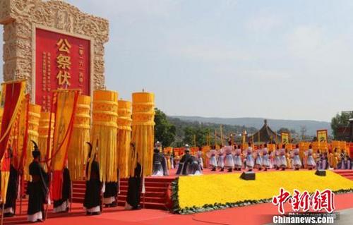 中国侨网资料图。2016年6月22日，2016(丙申)年公祭中华人文始祖伏羲大典在甘肃天水市伏羲庙举行，上万人参加公祭大典活动。　刘玉桃　摄