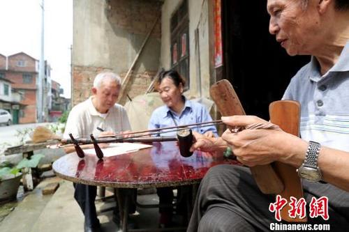 中国侨网民间老艺人在整理和收集“长安文场”资料。　谭凯兴　摄