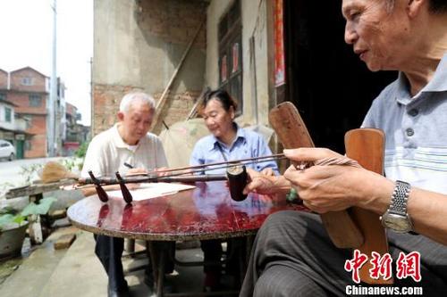 中国侨网民间老艺人在整理和收集“长安文场”资料。 谭凯兴 摄
