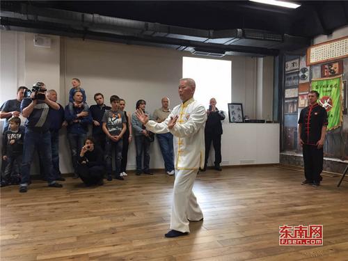 中国侨网翁公祠武术馆馆长潘成庙展示白鹤拳拳法。