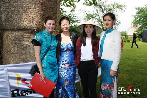 中国侨网身着中国传统服装的波兰美女与孔院老师合影留念