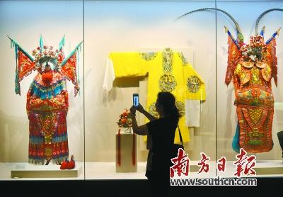中国侨网粤剧艺术博物馆陈列展厅展示的各种戏服。