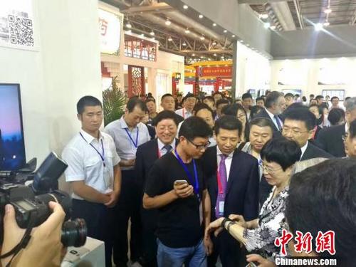 中国侨网大健康产品吸引与会嘉宾的关注 陈旭 摄