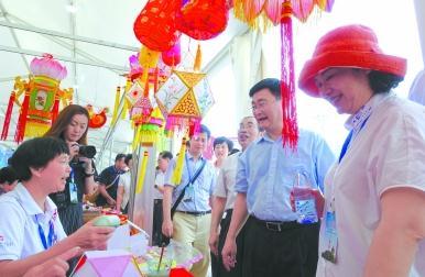 中国侨网6月10日，广东省文化厅厅长方健宏（右二）等在佛山彩灯展示区了解相关情况。许建梅 摄