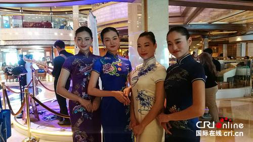 中国侨网模特展示旗袍
