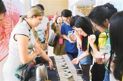 中国侨网“文化和自然遗产日”活动现场的文化体验活动