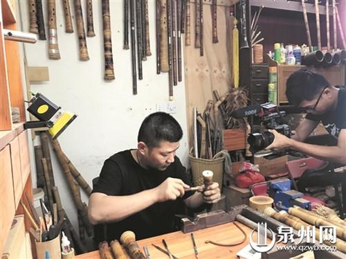中国侨网南音乐器制作人向摄制团队展示乐器制作过程