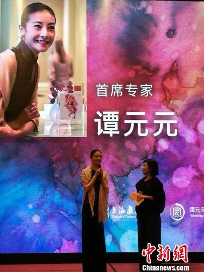 中国侨网 著名芭蕾艺术家、旧金山芭蕾舞团首席舞者谭元元上海首发其新书《足尖上的艺术——世界芭蕾名团巡礼》。陈静 摄
